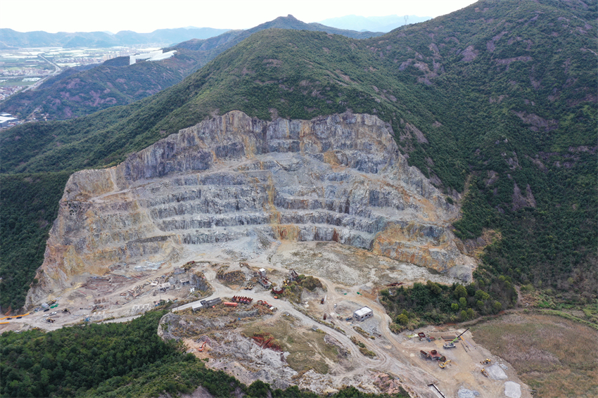 4-三門縣健跳鎮其頭山建筑石料礦山照片.jpg